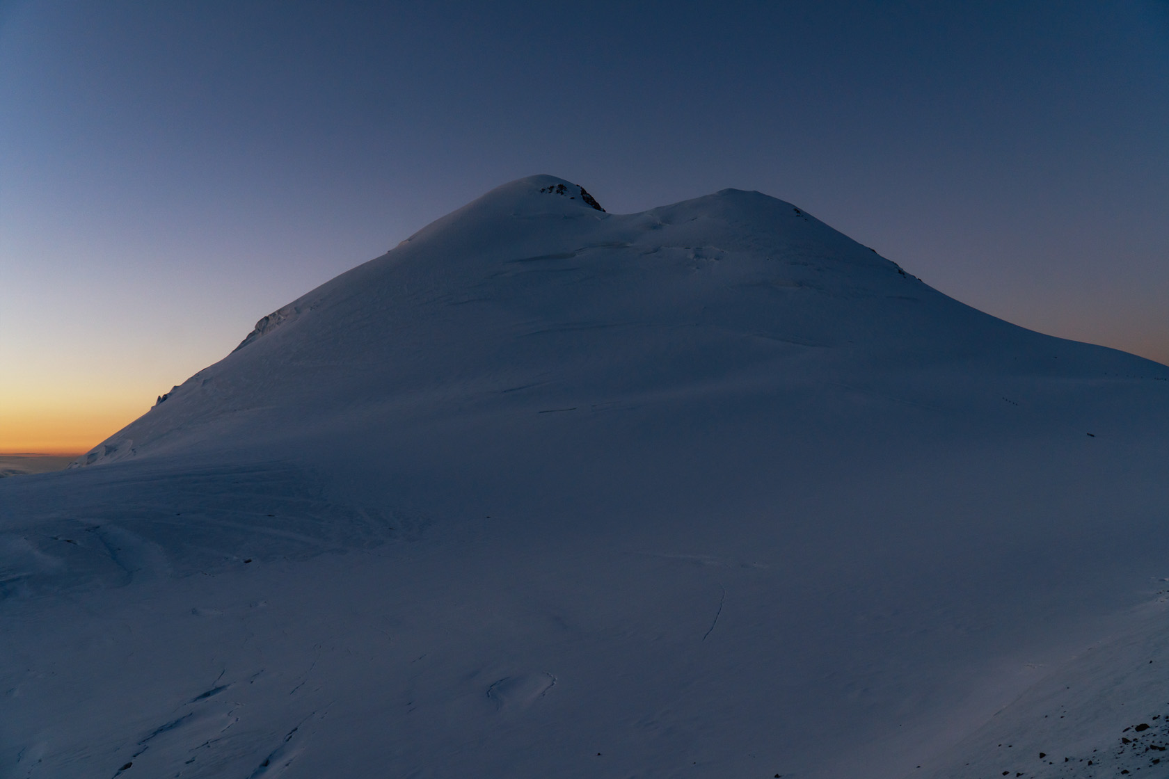 Гора Казбек. Северный склон горы Казбек. Две вершины горы Казбек. Тропа к вершине горы Казбек. Седловина горы Казбек. Фотограф Севальнев Ян.