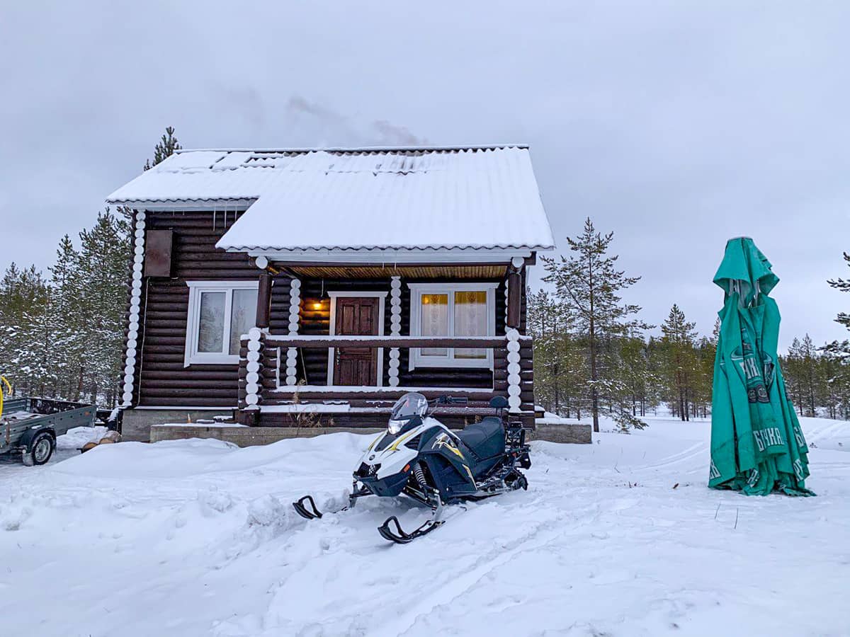 Снегоход в зимнем лесу Карелии