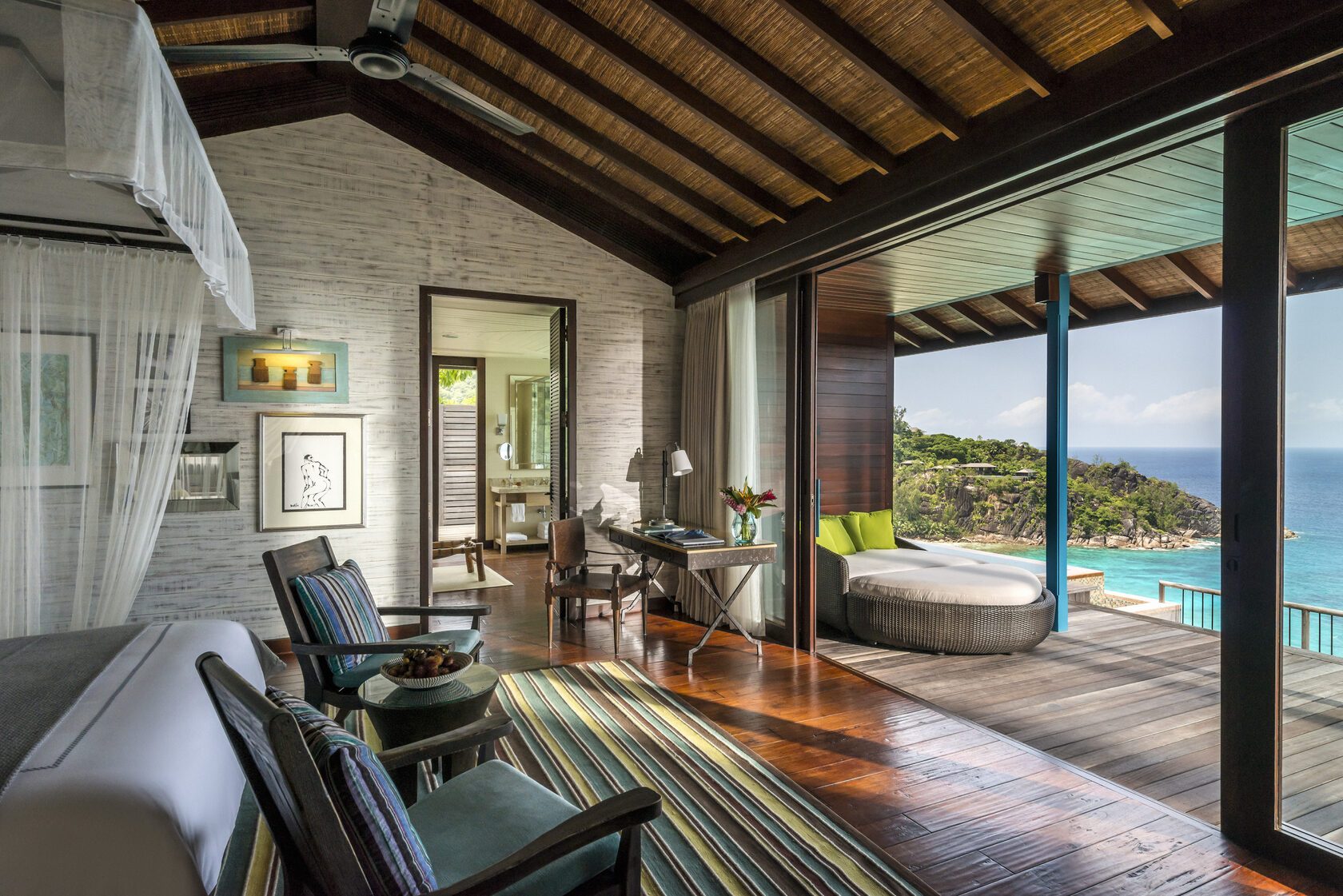 Спальня suite Four Seasons Resort Seychelles