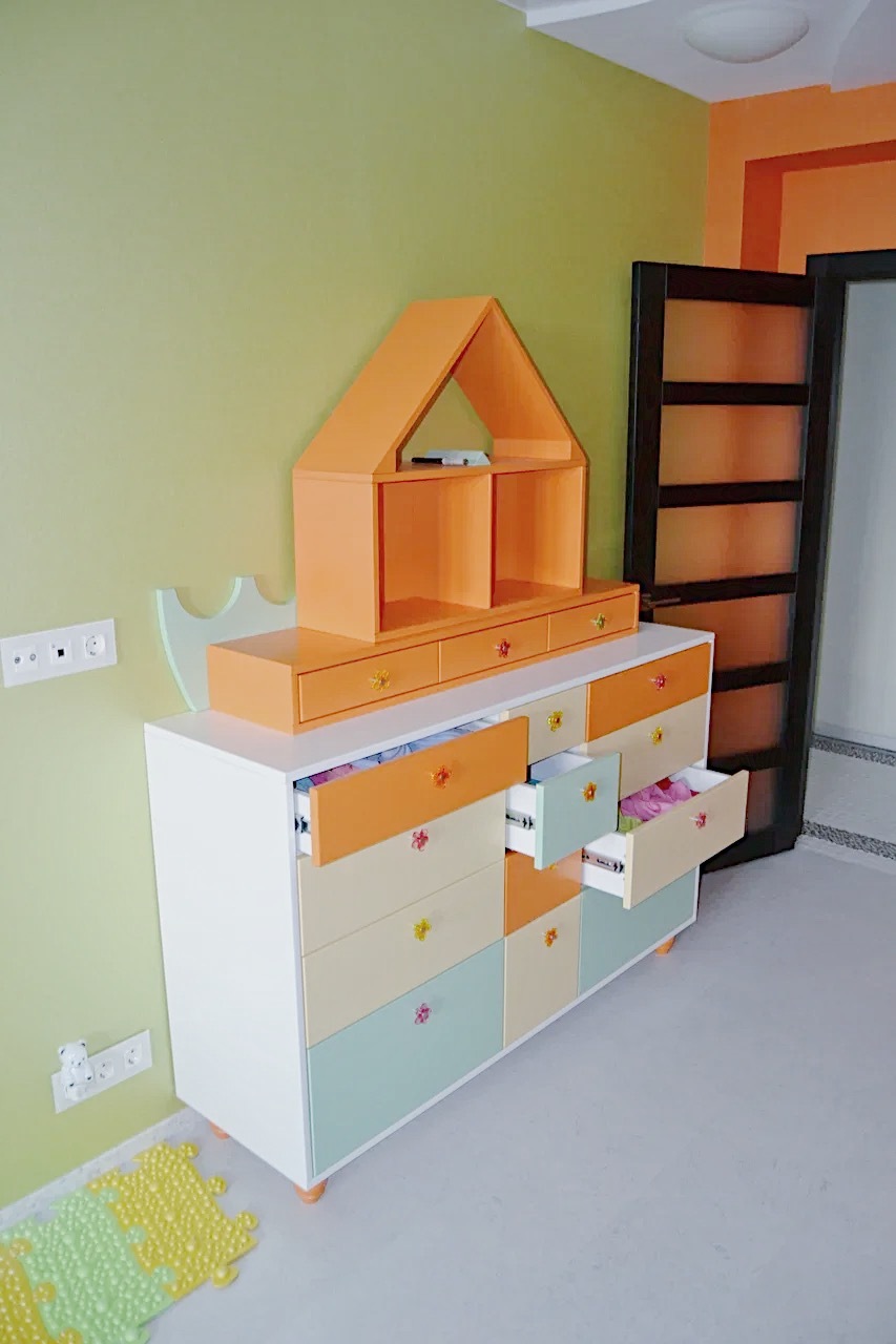 мебель с разноцветными ящиками