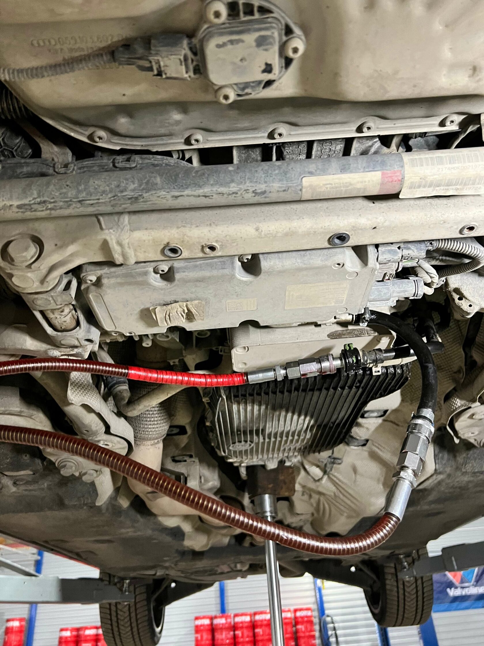 Масло акпп ауди q7. Q7 8hp65. Траверса АКПП Ауди q7. Контроль уровня масла АКПП Ауди q7. Втулка между стартером АКПП Ауди ку5.
