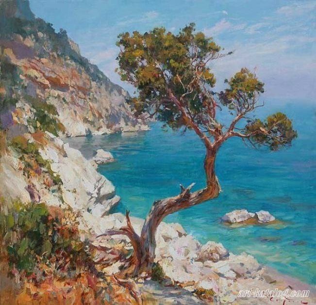 Одинокое дерево на скалистом берегу средиземного моря