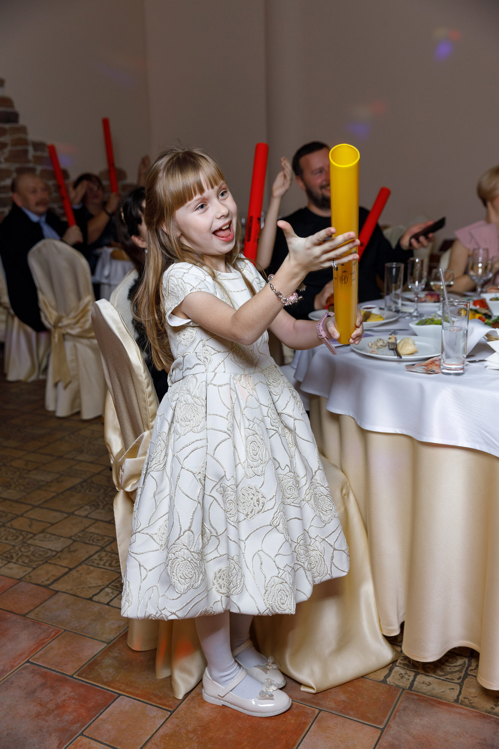 Корпоратив мероприятия или организации может пройти радостно и интересно! Участники барабанного шоу отстукивают ритм на музыкальных трубках booomwhakers под аккомпанемент африканского барабана. 