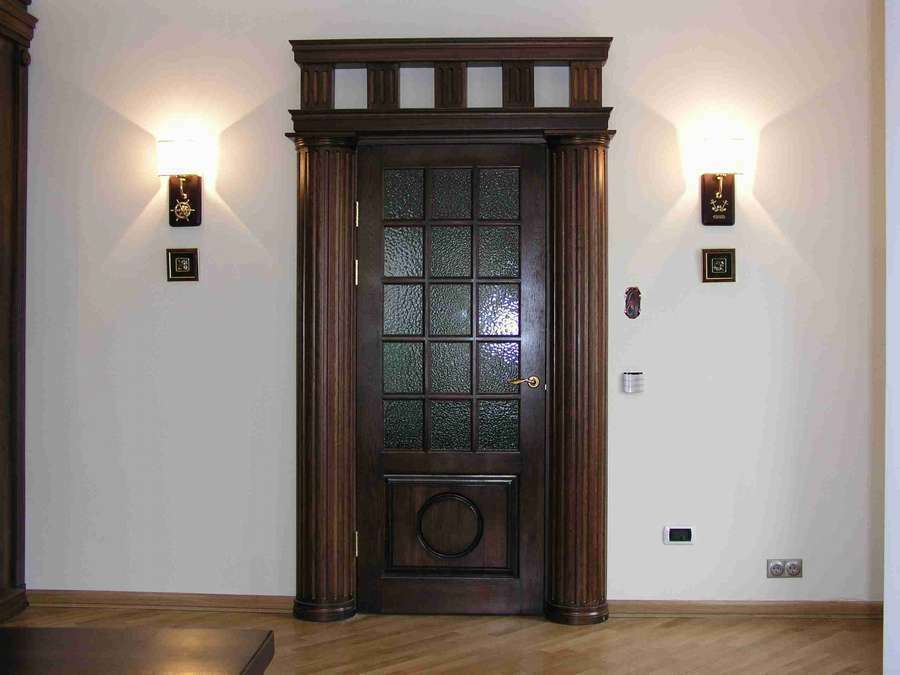 Просто двери москва. Двери из натурального дерева в интерьере. Двери деревянные межкомнатные с фрамугами интерьер. Дверь мебельная деревянная. Дверь к свободе.