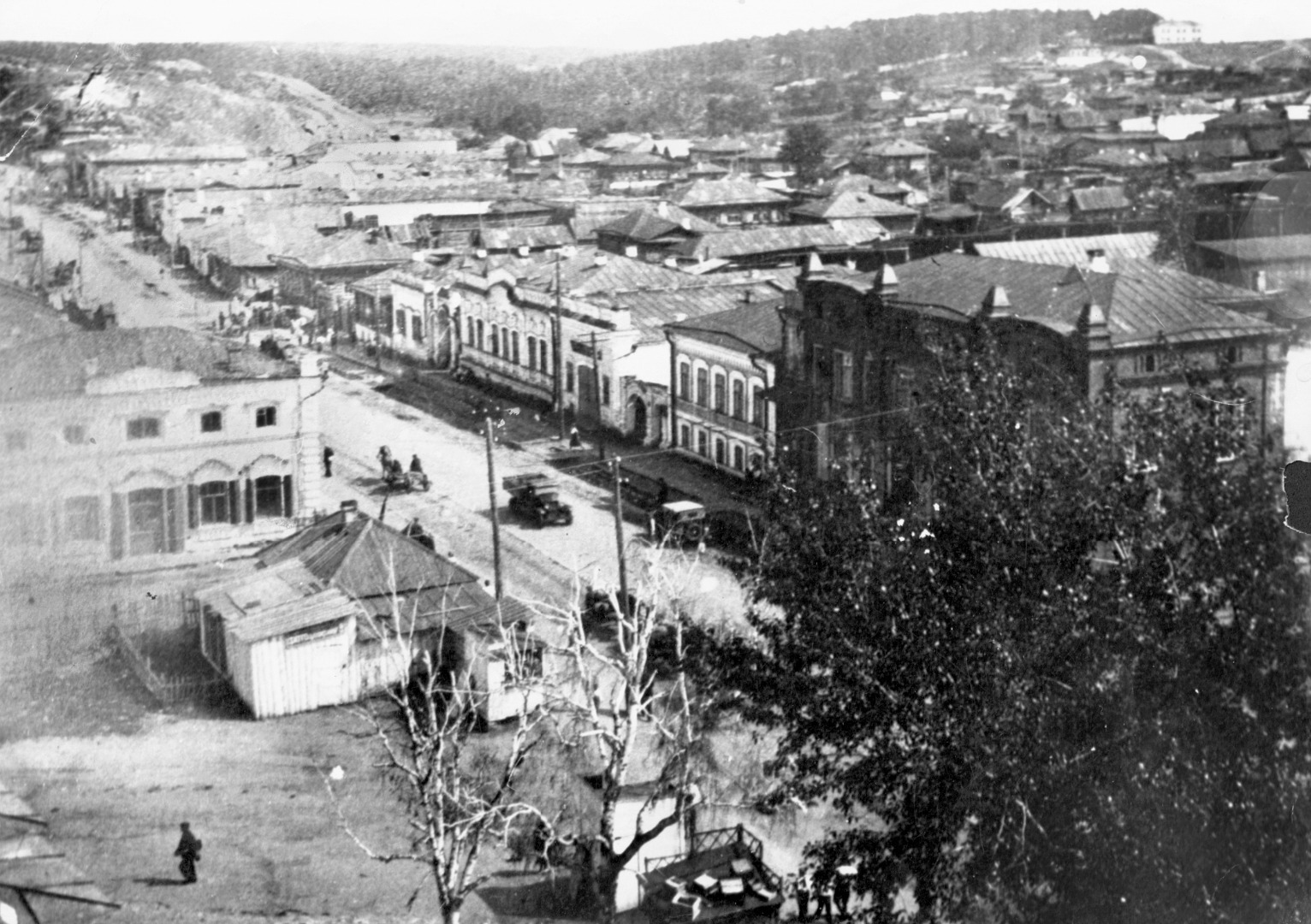 Вид с колокольни Свято-Троицкого собора на восточную часть ул. Ленина. 1940-е гг.