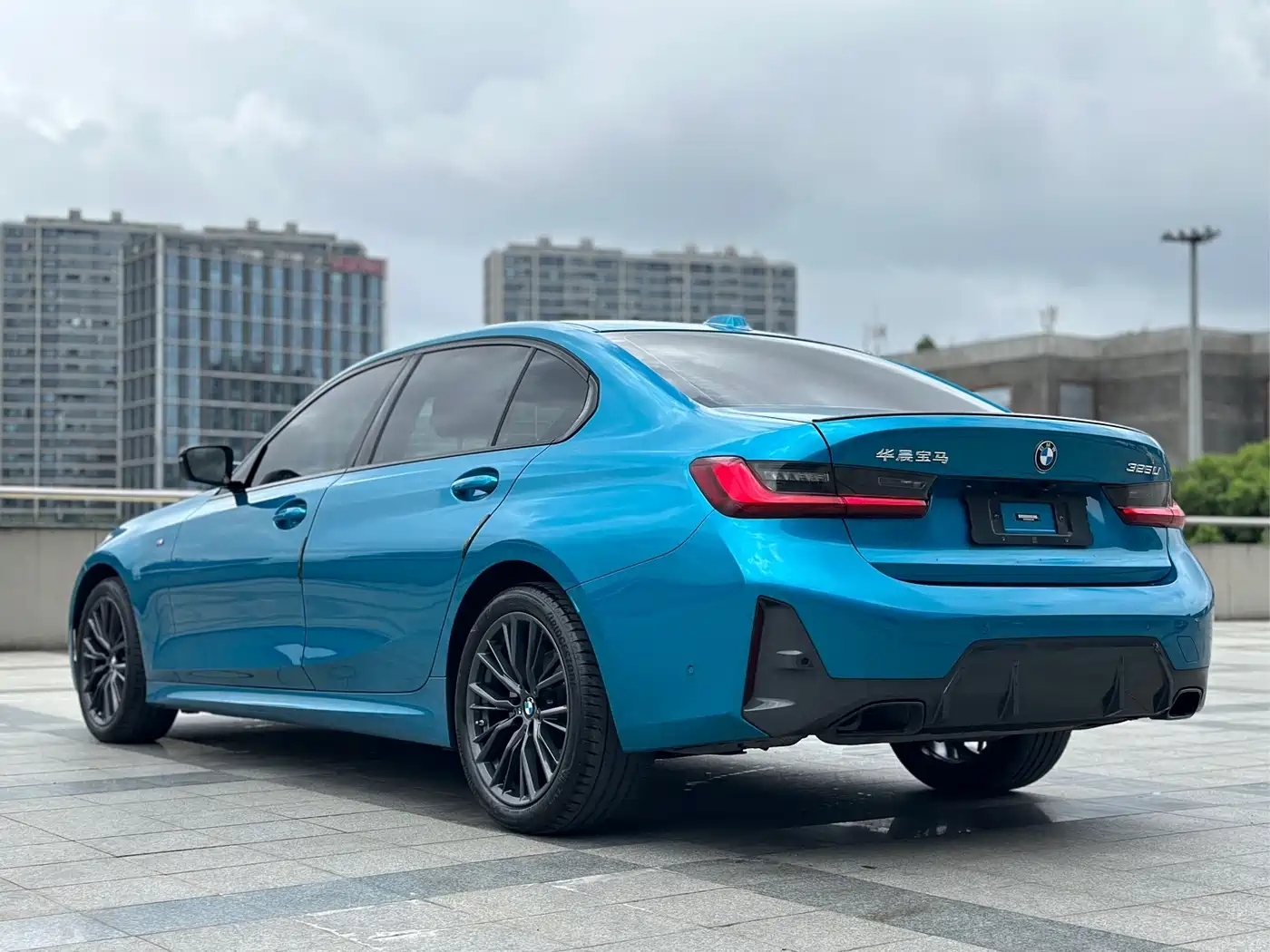 BMW 325Li G28 2023 M Sport Night Package — задняя часть синего седана, ракурс в три четверти