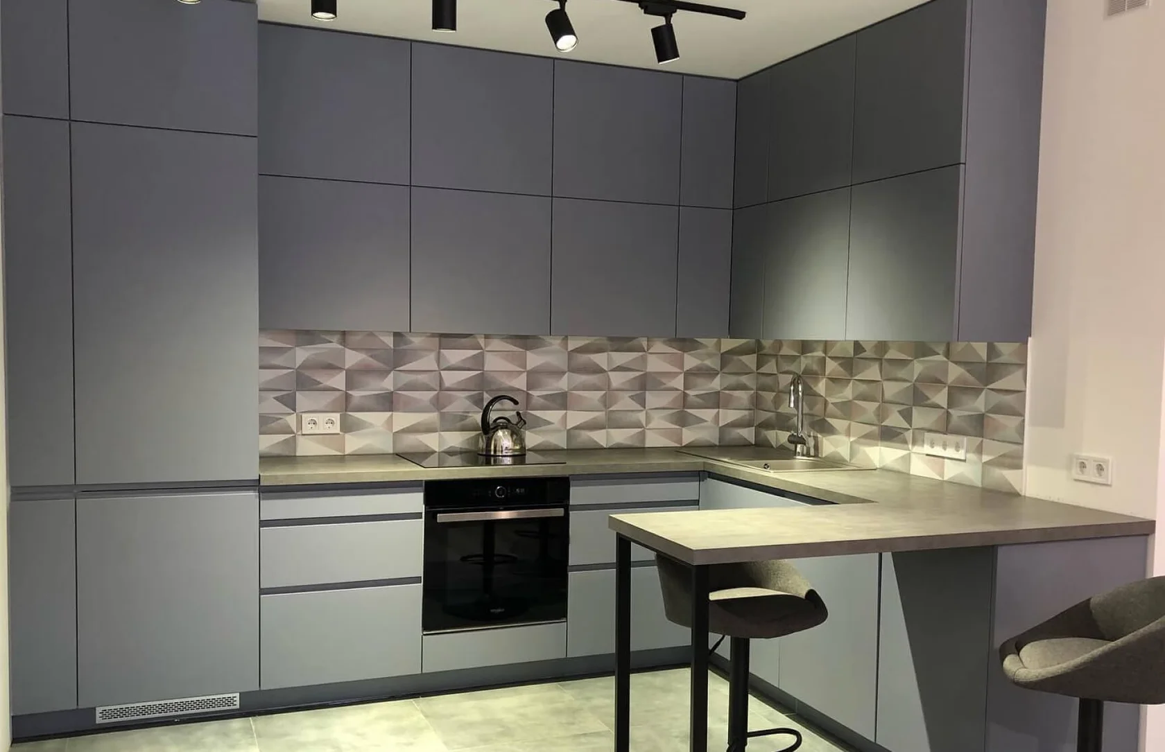 Изысканная кухня в сером цвете с барной стойкой