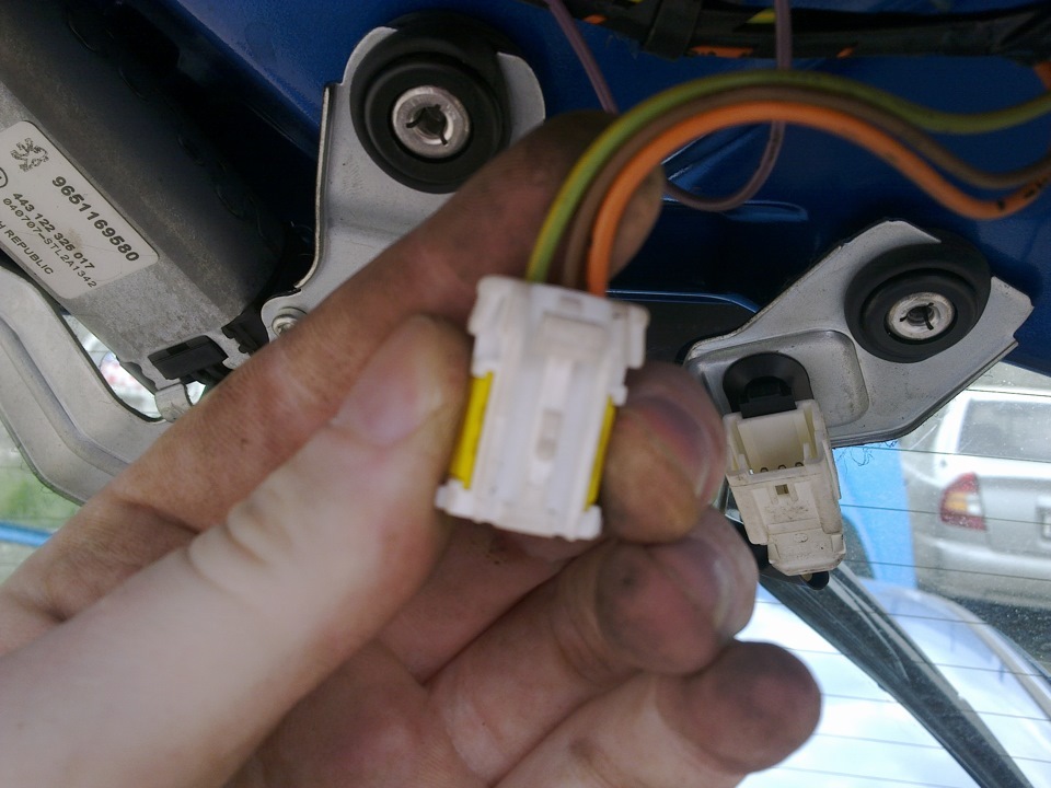 Почему не работает задний дворник