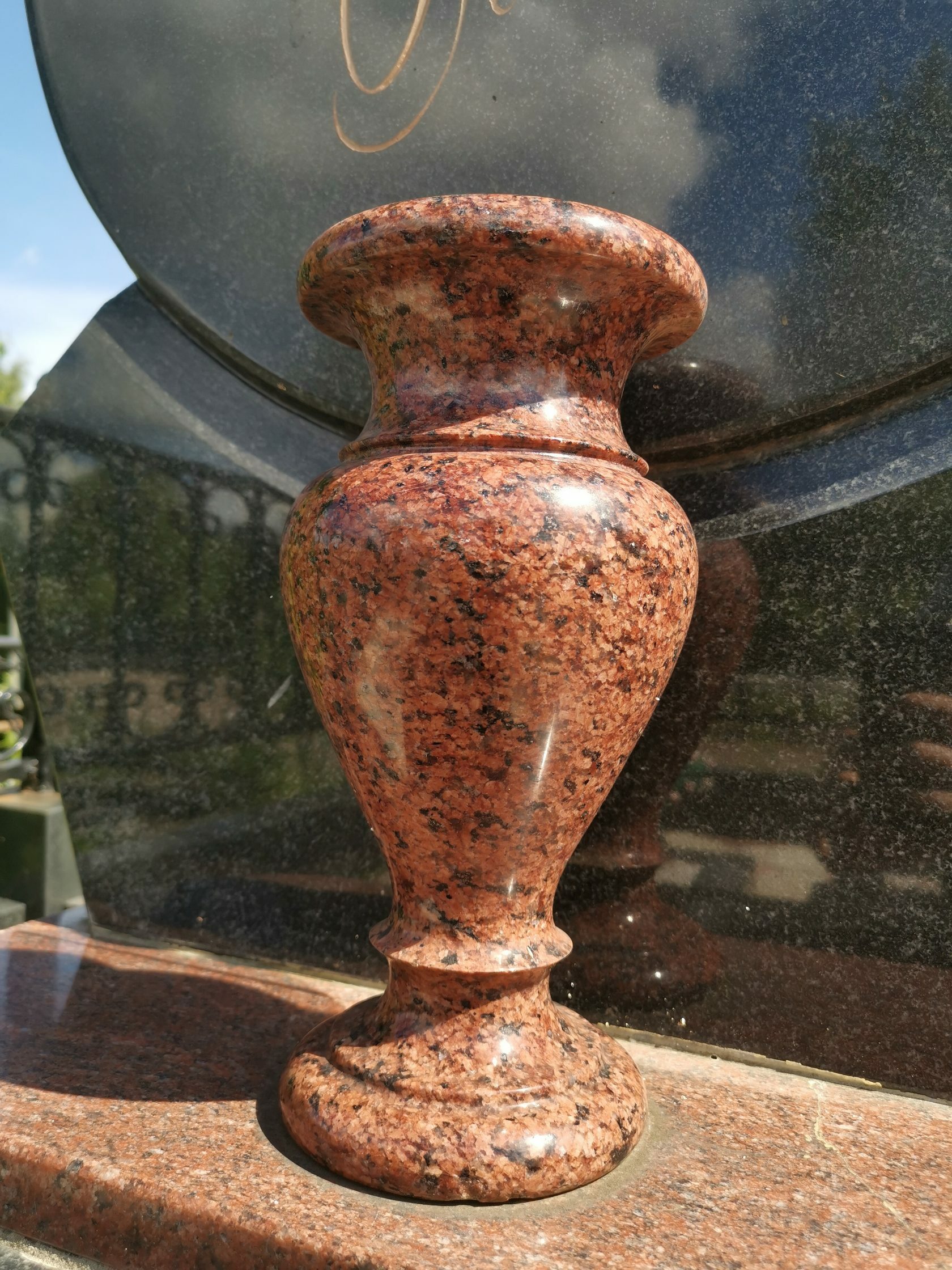 Как выбрать и установить гранитную вазу на могилу? - Статьи