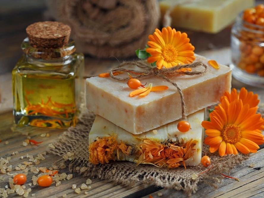 фото парня и девушки на романтическом свидании в публичном месте