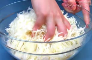 Приготовление капустных оладий из сырой капусты на сковороде: шаг 3