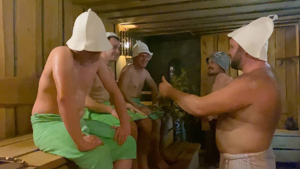 Большие сиськи в бане - 52 порно фото