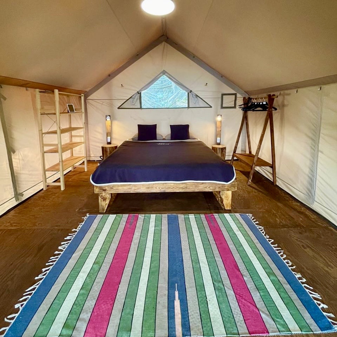 Вид на глэмпинг внутри. 32 кв.м. Большая 2-х спальная кровать