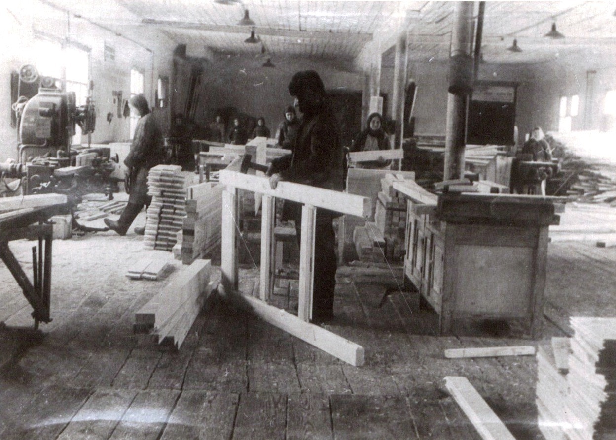 "Деревообделочные мастерские. Цех стройдеталей - сборочный цех". 1944 г. 