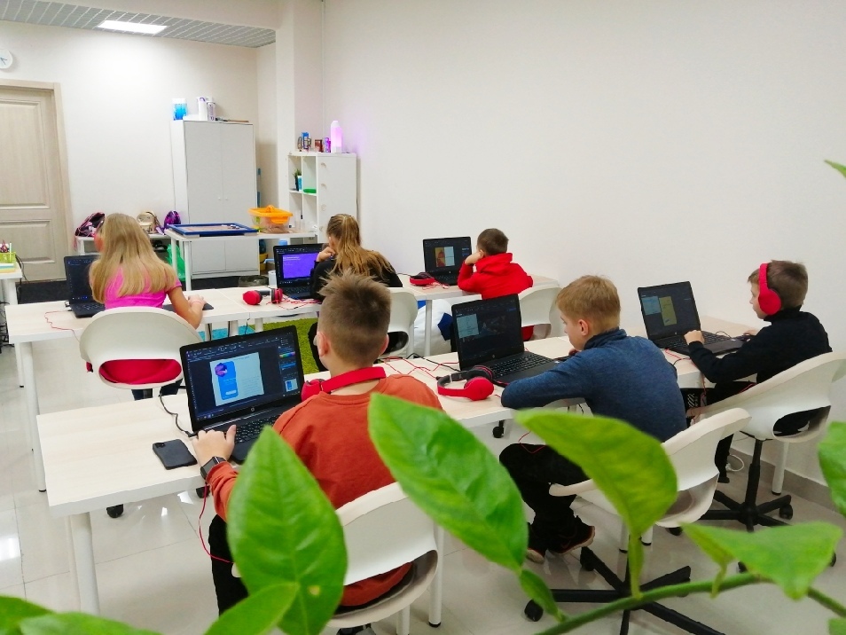 It school. Айвиум Дзержинск школа. Компьютер в школе. It каникулы. It школа крутые фото.