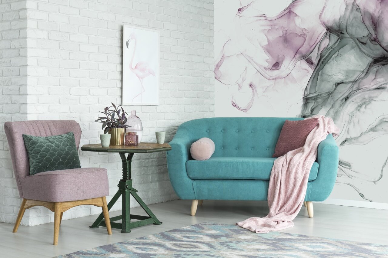 Розовый диван в бирюзовом интерьере