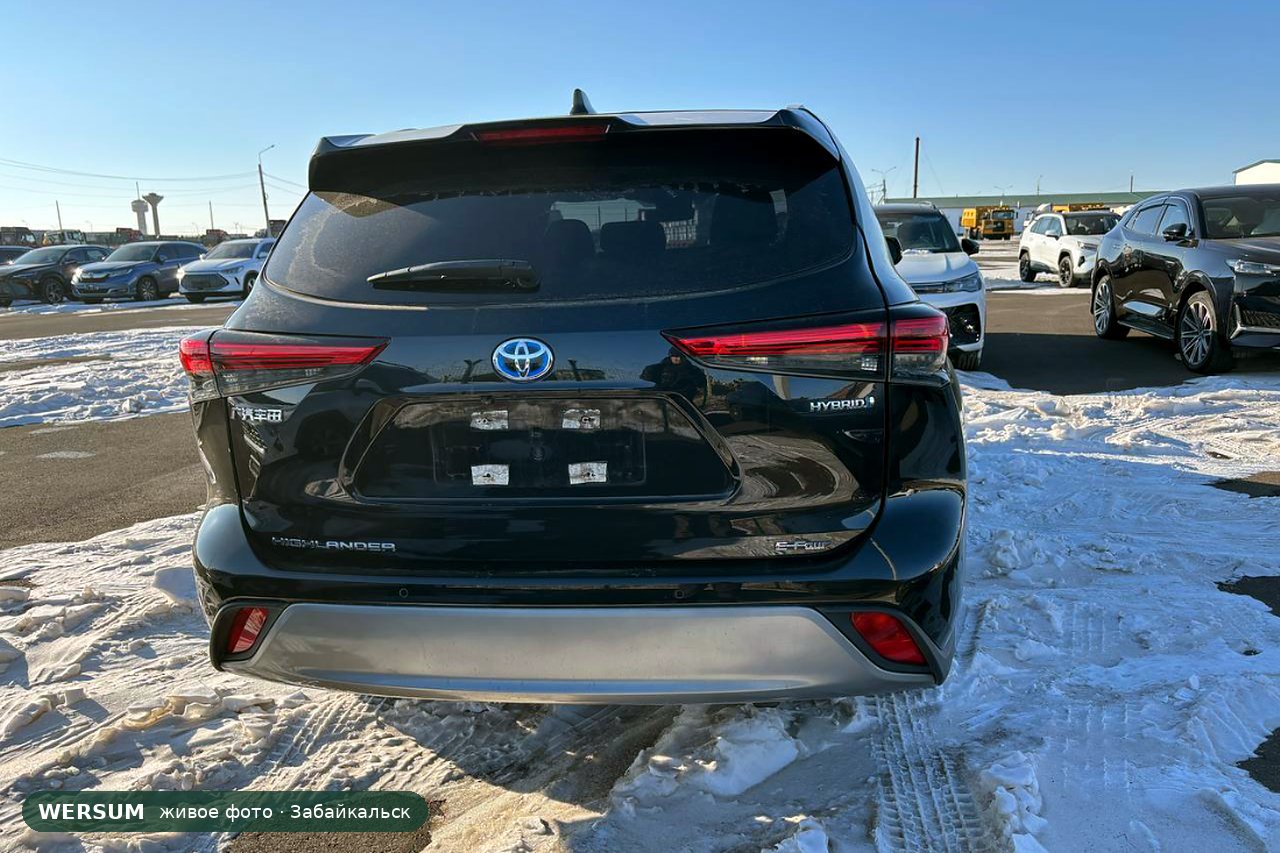 Toyota Highlander, сзади: синий логотип, HYBRID и E-Four