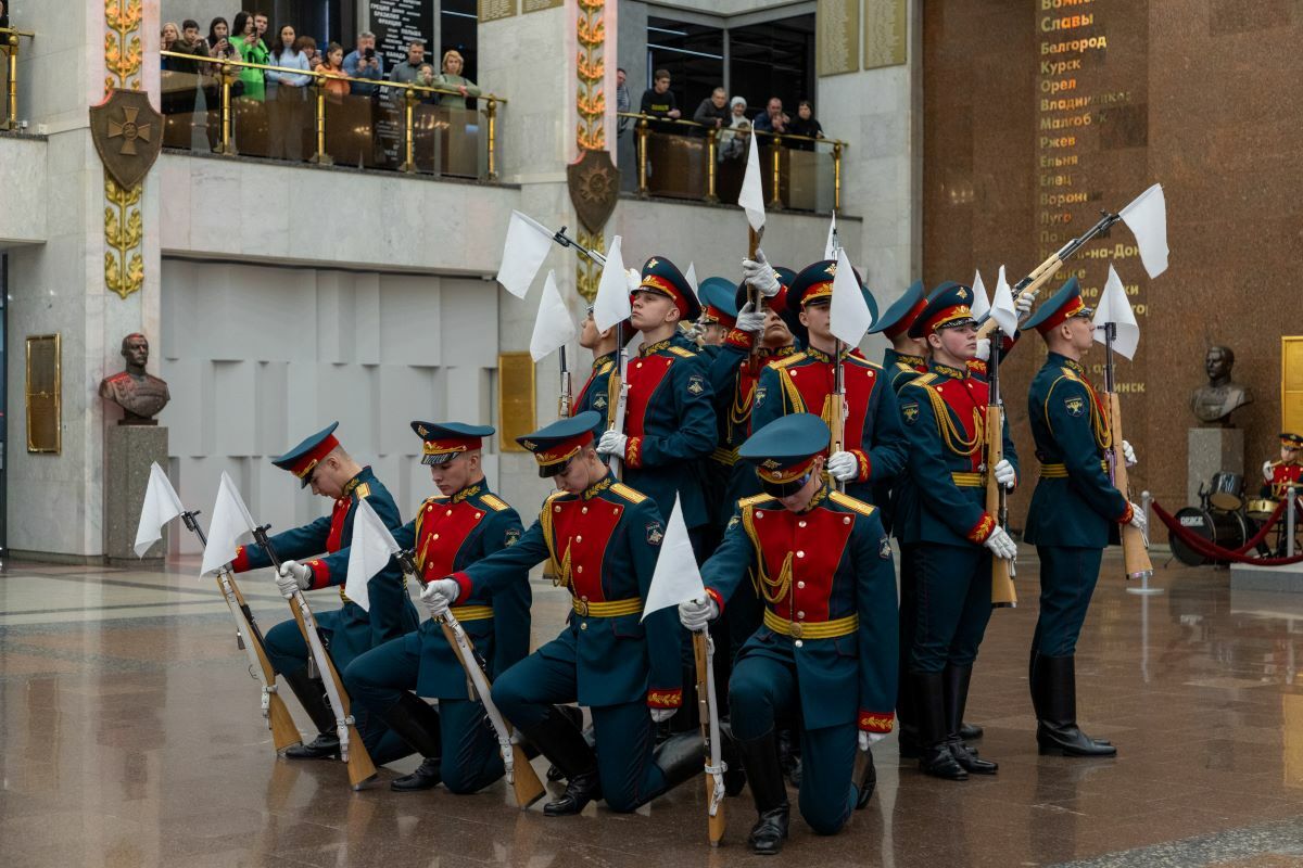 Показательное выступление Почетного караула Преображенского полка в Музее Победы