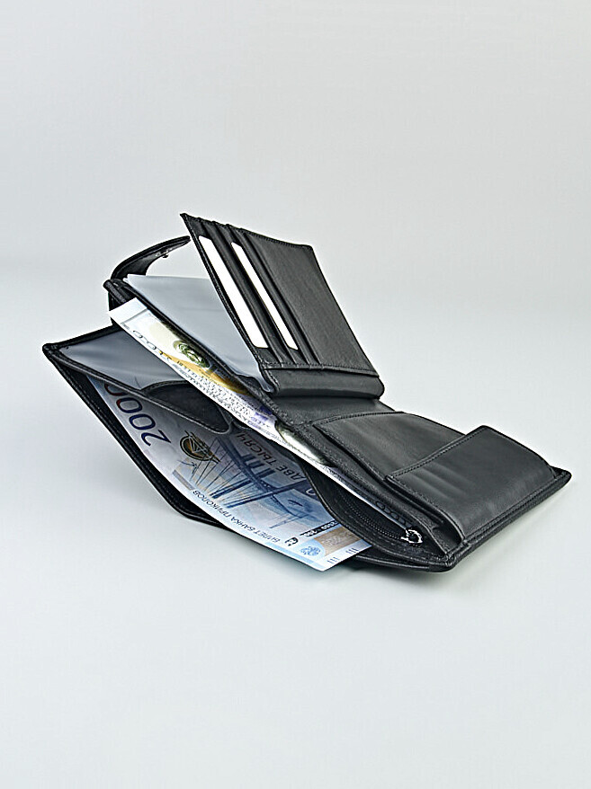 Портмоне мужское + обложка для документов. Многофункциональная обложка с кошельком выполнена из натуральной кожи, закрывается на кнопку.