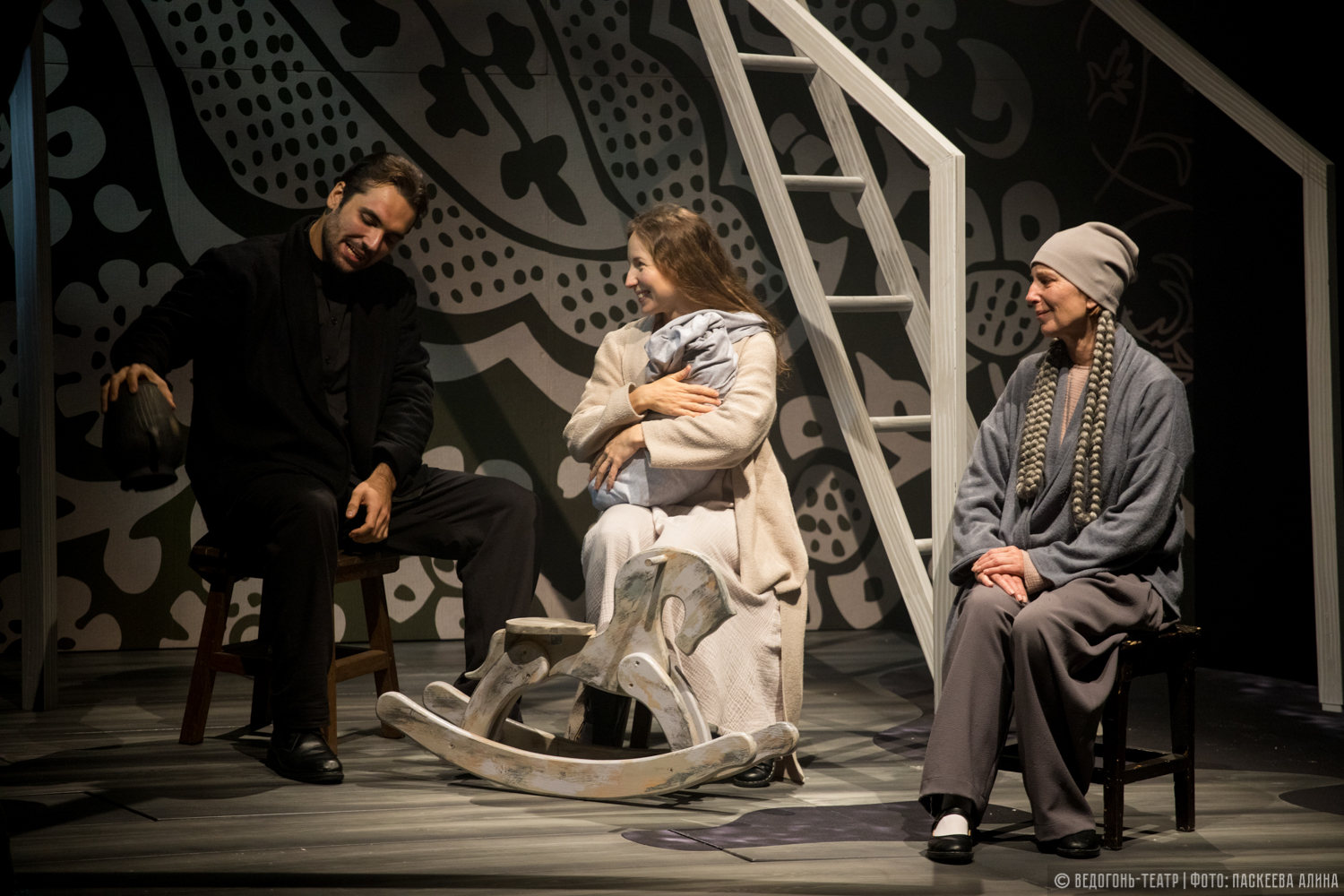 С неба упали три яблока