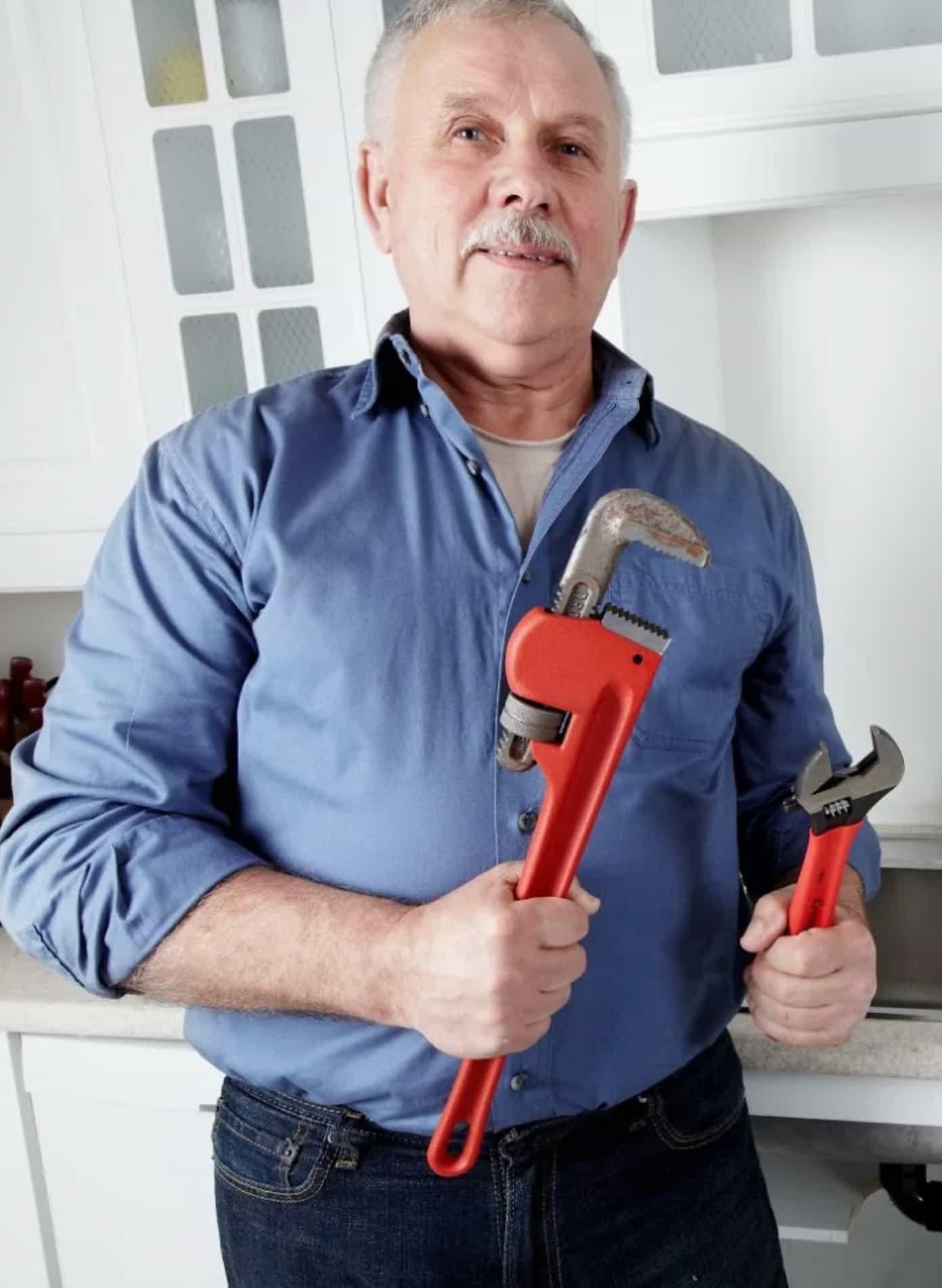 Мастер ремонтирует стиральную машину