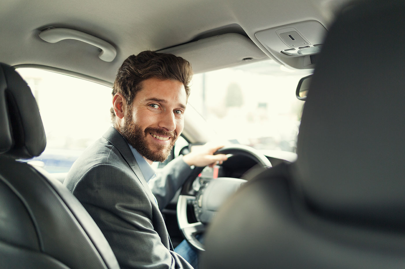 Car driver. Счастливые люди в машине. Человек водитель. Идеальный водитель. Аккуратный водитель.