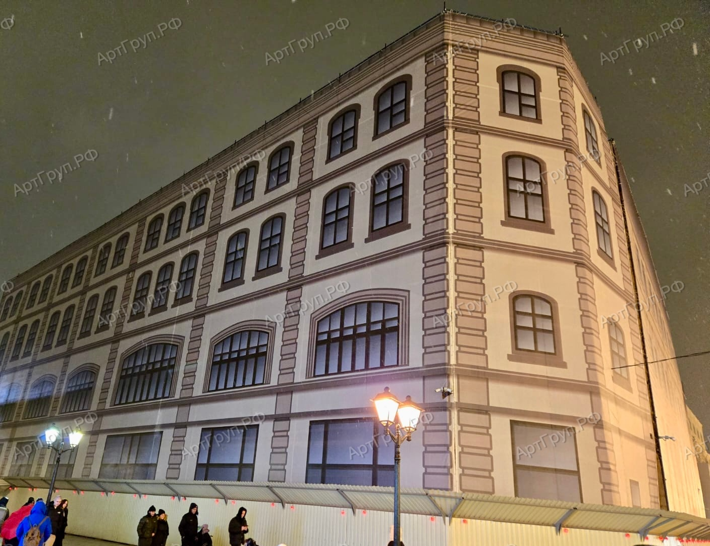 Фальшфасад из баннера или баннерной сетки на строительные леса