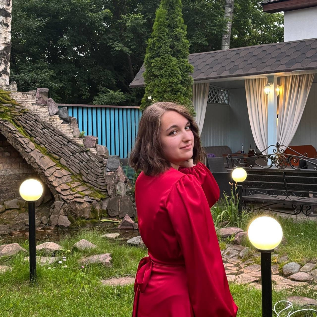 Тектова Анна — ученица репетитора в Раменском, поступила в РГСУ на артиста драматического театра и кино после подготовки к ЕГЭ