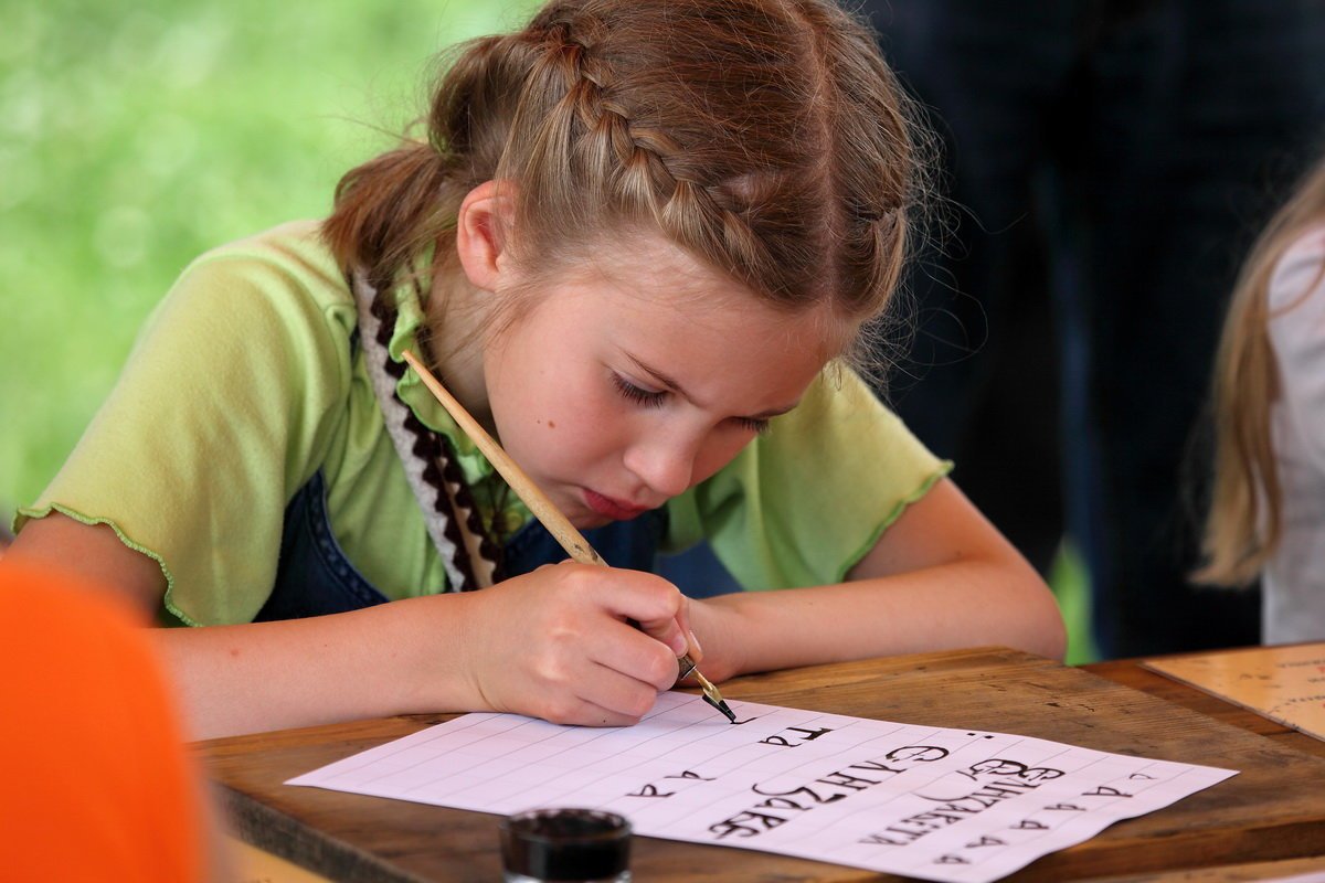 Писать приличный. Каллиграфия для детей. Каллиграфия занятия для детей. Уроки каллиграфии для детей. Творческая каллиграфия для детей.