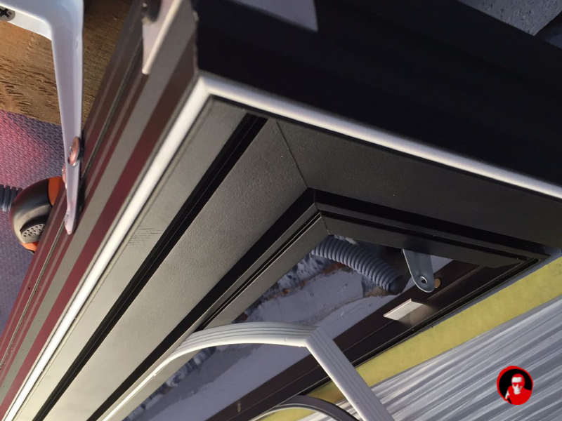 Поворот и стыковка со стеной. На углах демпфер склеивается.