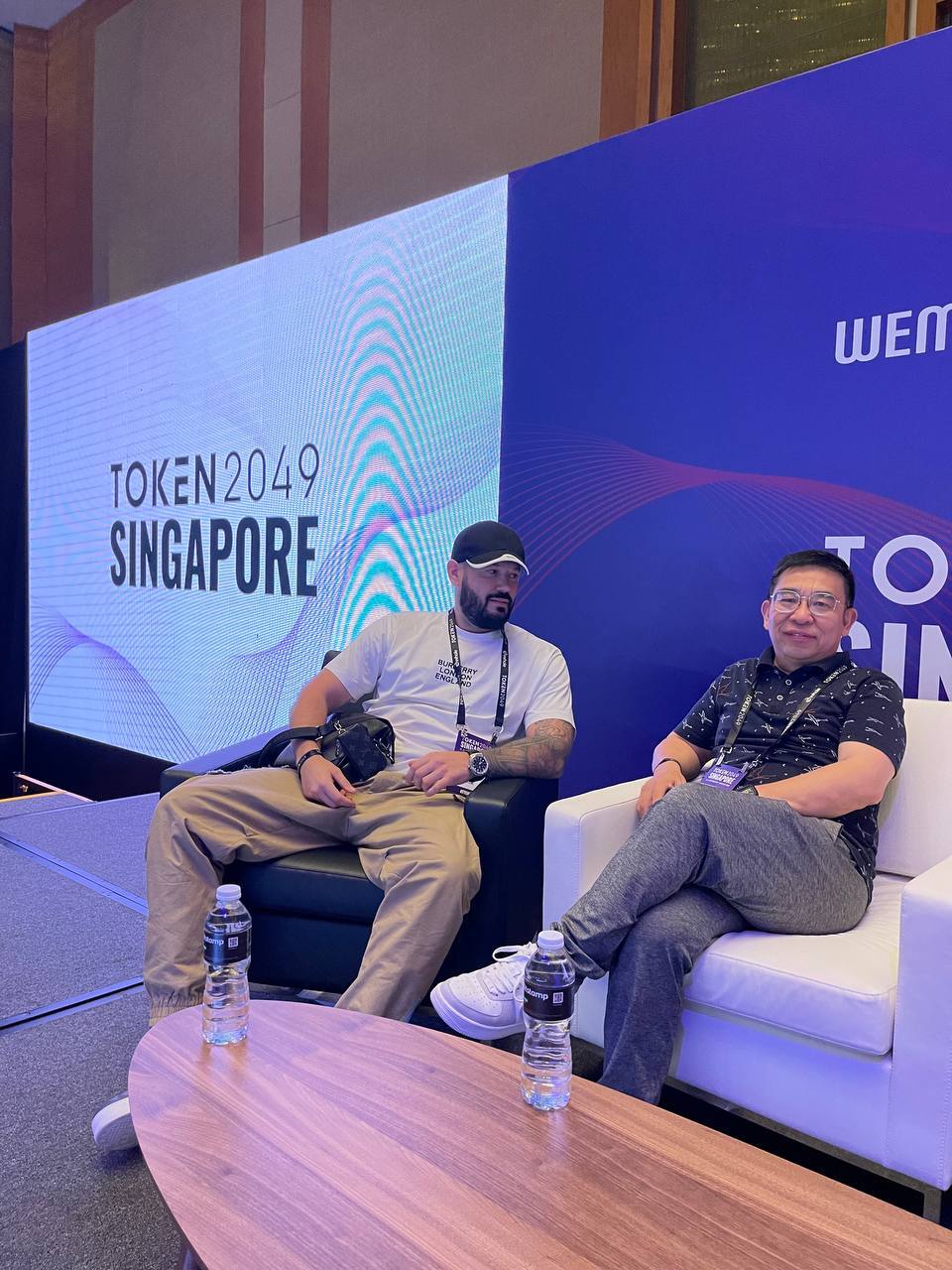 Юрий с другим участником TOKEN2049