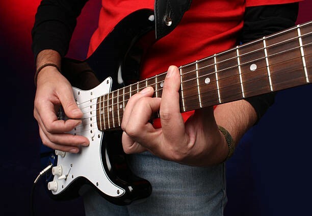 Как научиться играть на гитаре с нуля
