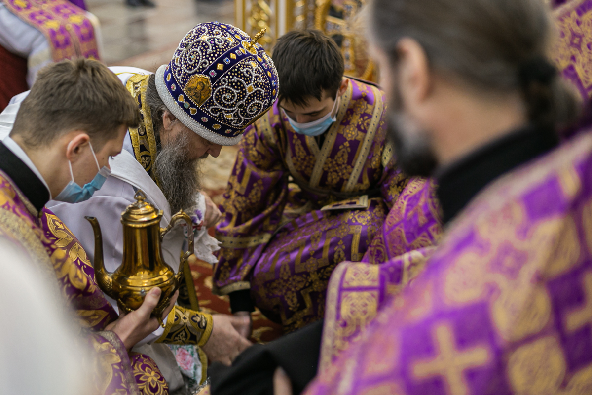 Воскресная литургия с пояснениями. Литургия Великого четверга. Литургия в Великий четверг с подсказками. Чин умовения ног в Великий четверг. Объяснение литургии.