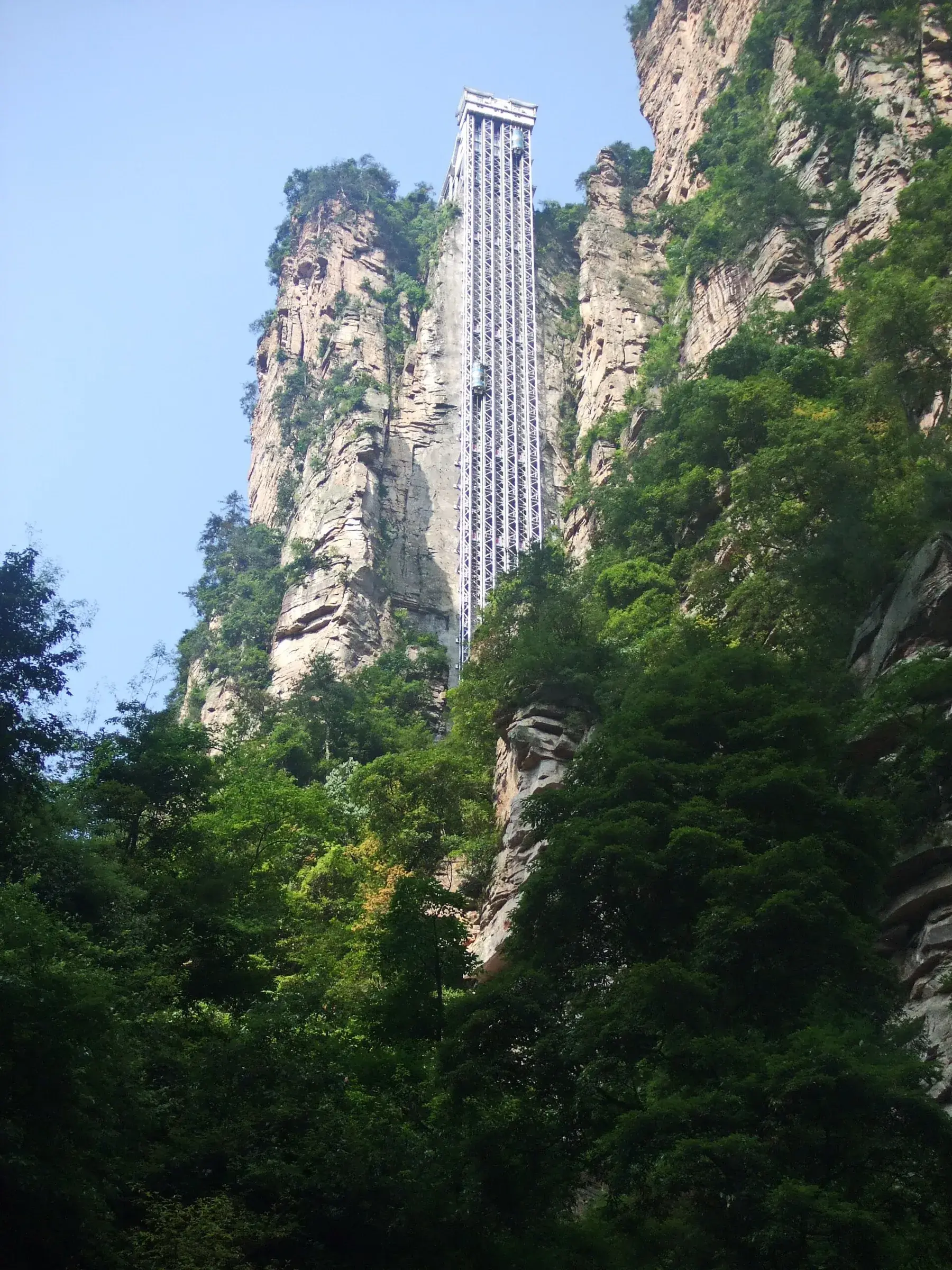 Лифт Байлун, встроенный в скалу