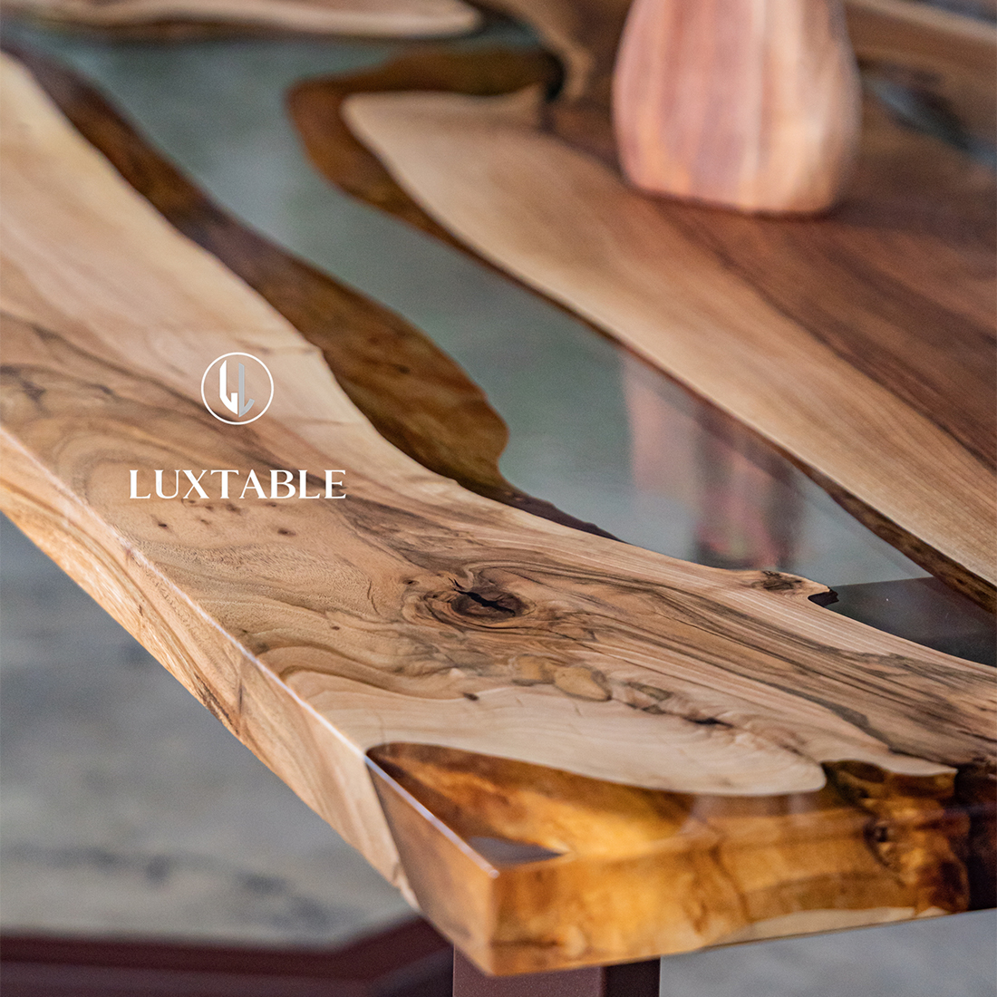 Epoxidharz Tische Alagoas aus europäischem Nussbaum und hellblauem Epoxidharz mit Metallic Effekt