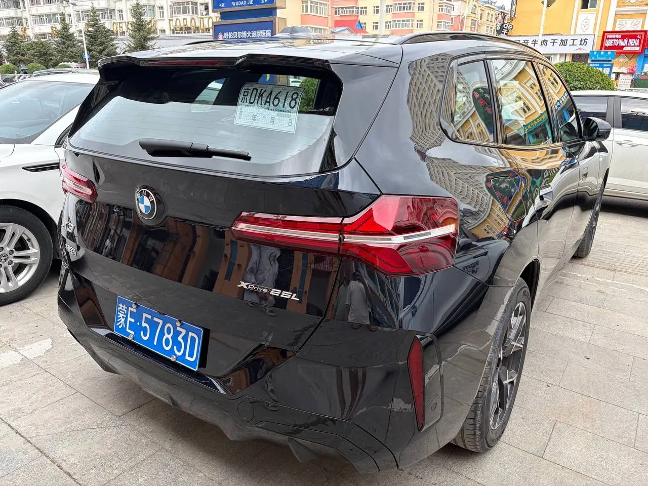 Чёрный BMW сзади