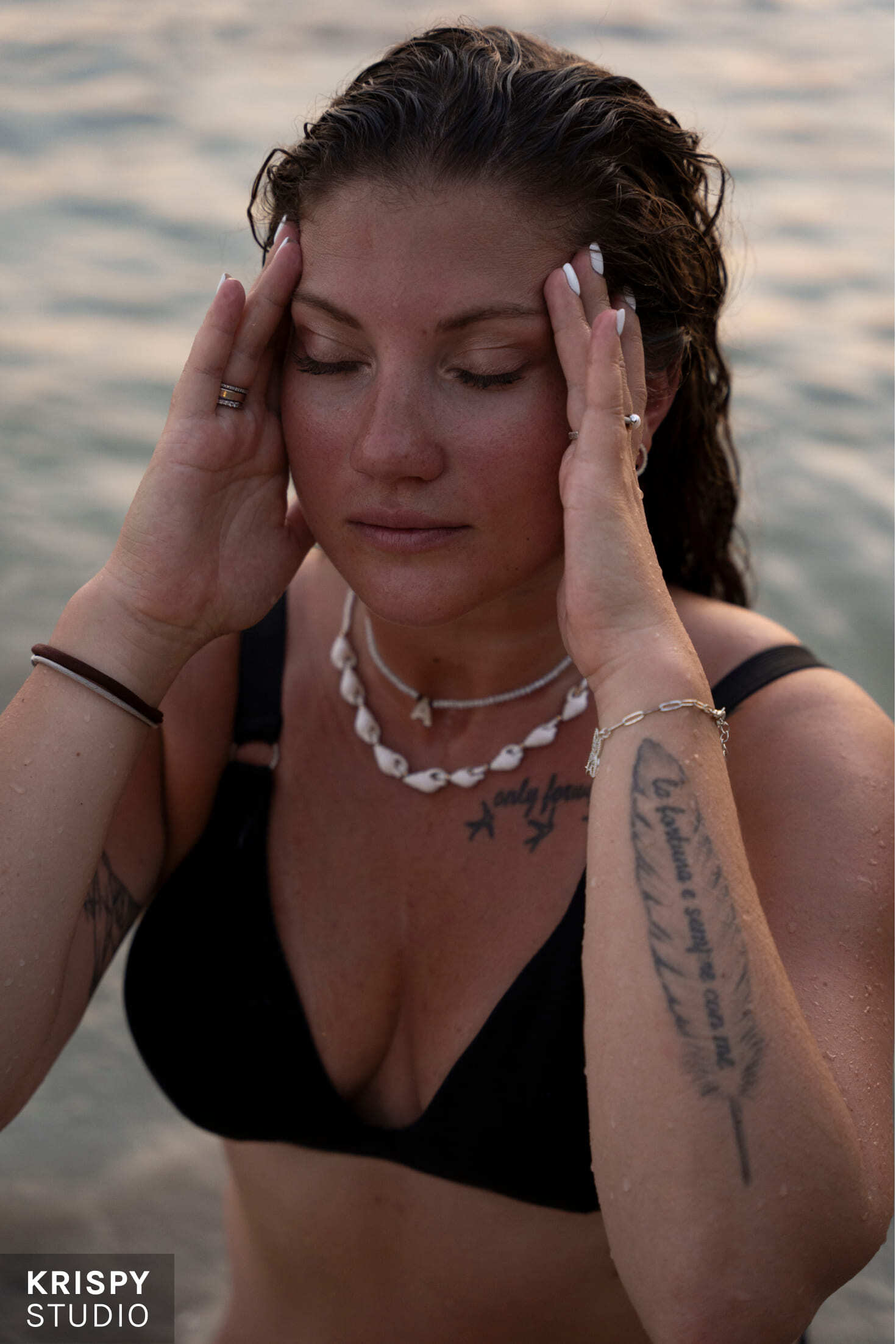 Влюбленная пара на пляже Пхукета, фотосессия у океана