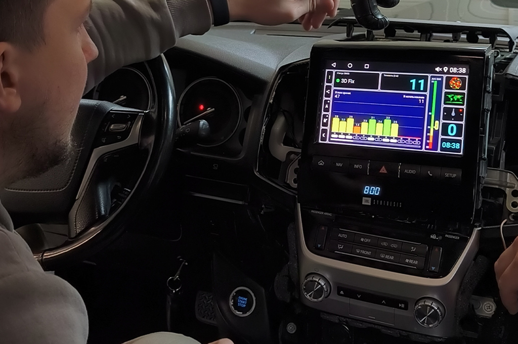 Специалист настраивает мультимедийный экран в автомобиле