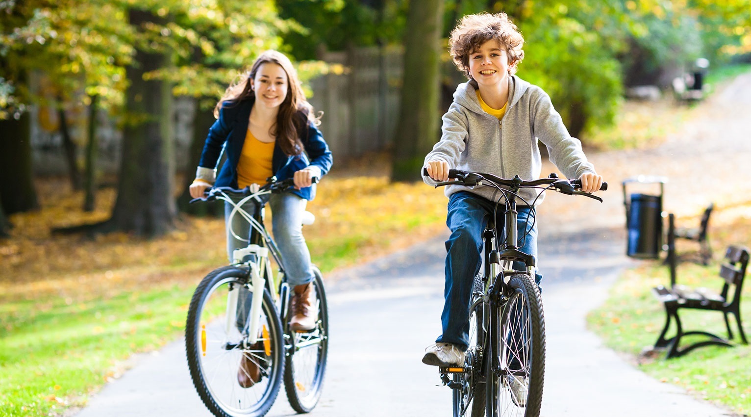 Где кататься детям до 14 лет. Прогулка подростков. Подростки на прогулке. Подрости на велосипеде. Подросток на велосипеде.
