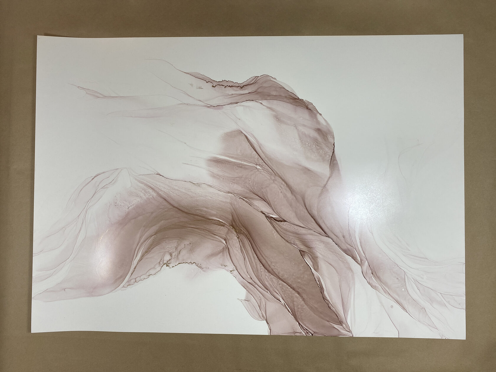 Большая пастельная бежевая картина для интерьера на синтетической бумаге, выполненная спиртовыми или алкогольными чернилами, абстракция-графика в интерьер. Готовая работа