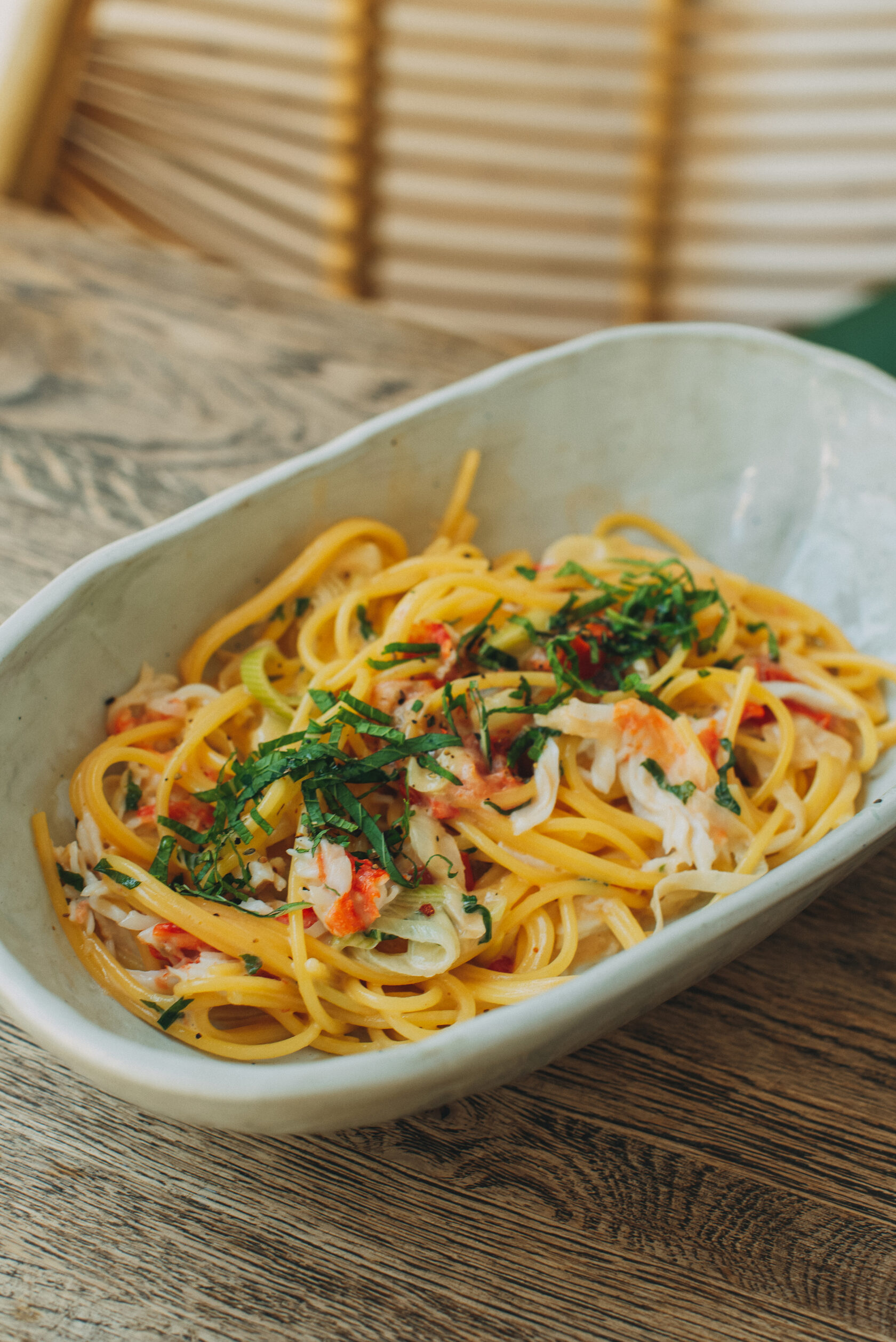 спагетти с крабовыми палочками. салат из макарон крабовый. салат нежность с крабовыми палочками и яблоком. паста с крабовыми палочками. паста с крабовыми палочками.