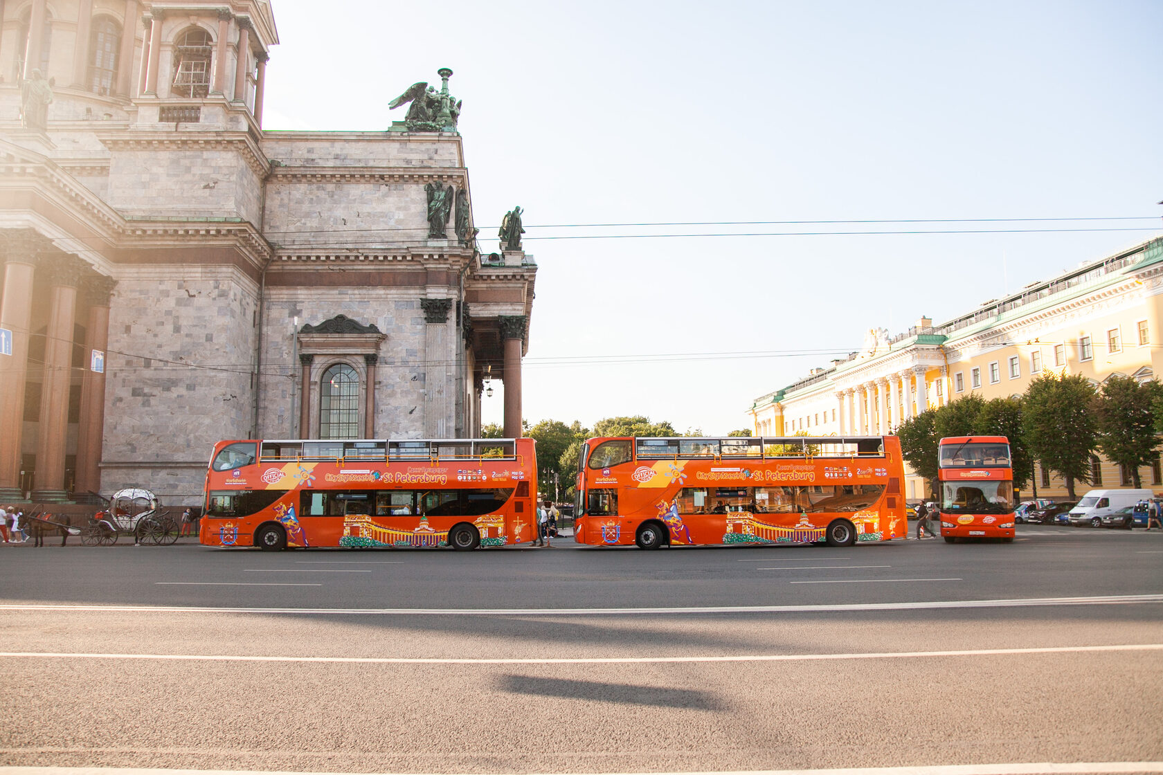 Санкт петербург автобусные экскурсии по городу. City Sightseeing Санкт-Петербург. Обзорная экскурсия по Санкт-Петербургу на автобусе. Двухэтажные автобусы в Санкт-Петербурге экскурсии по Питеру. Вечерние прогулки на автобусе по Питеру.