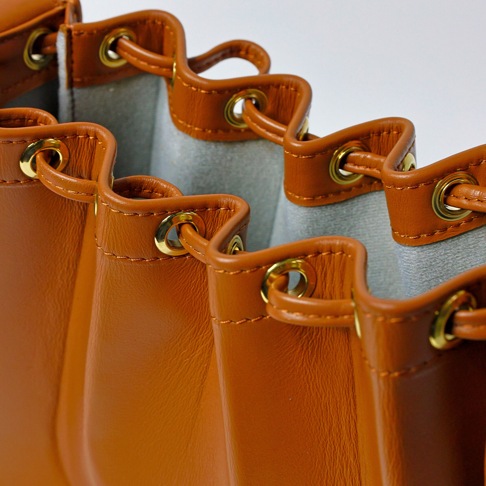 дизайнерская сумка Drift архитектурной формы карамельного цвета из натуральной кожи премиум качества