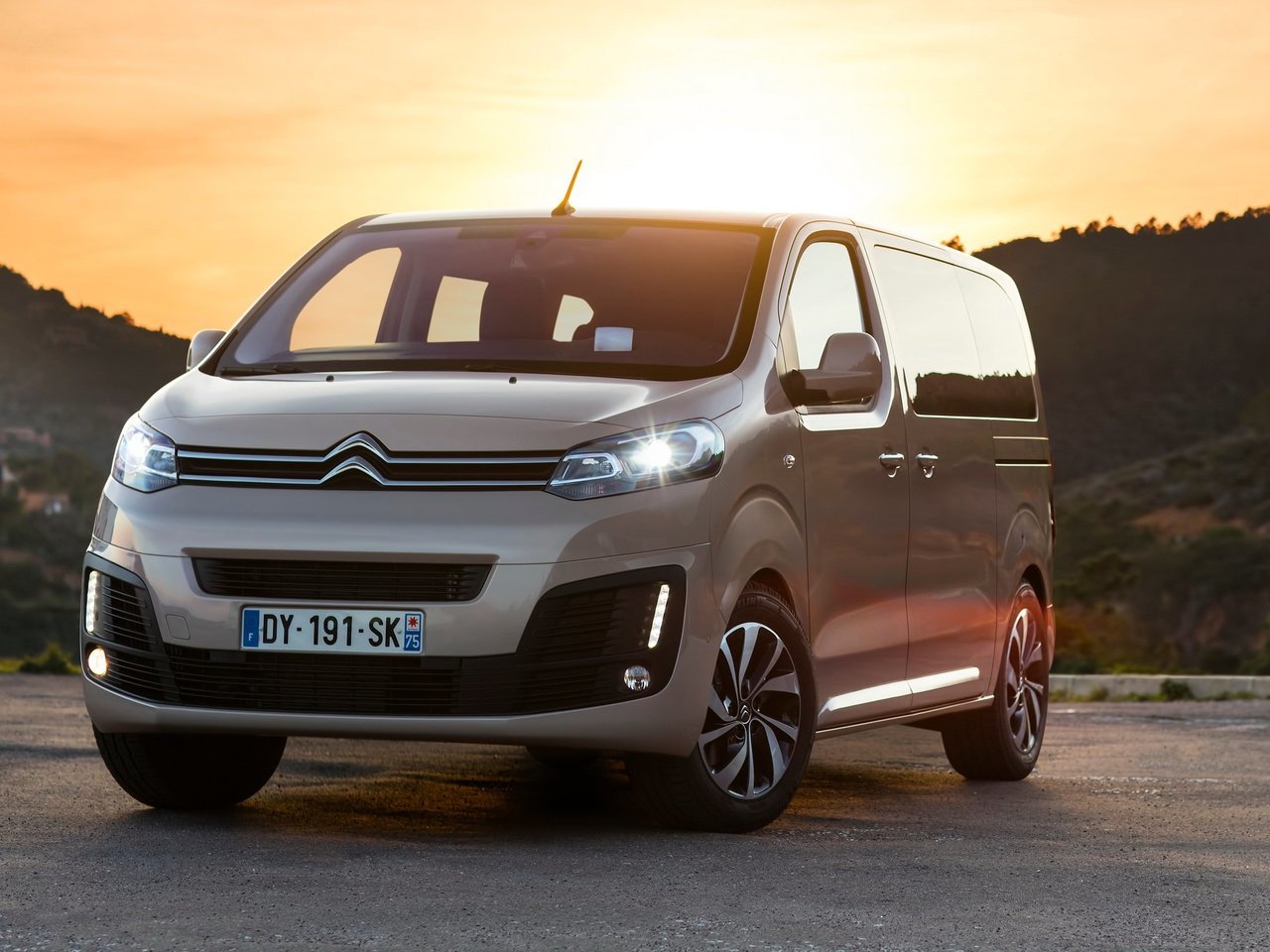 Ситроен спейс турер. Ситроён Спейс Турер комплектации. Citroen SPACETOURER минивэн. Минивэн Citroen SPACETOURER 2021.