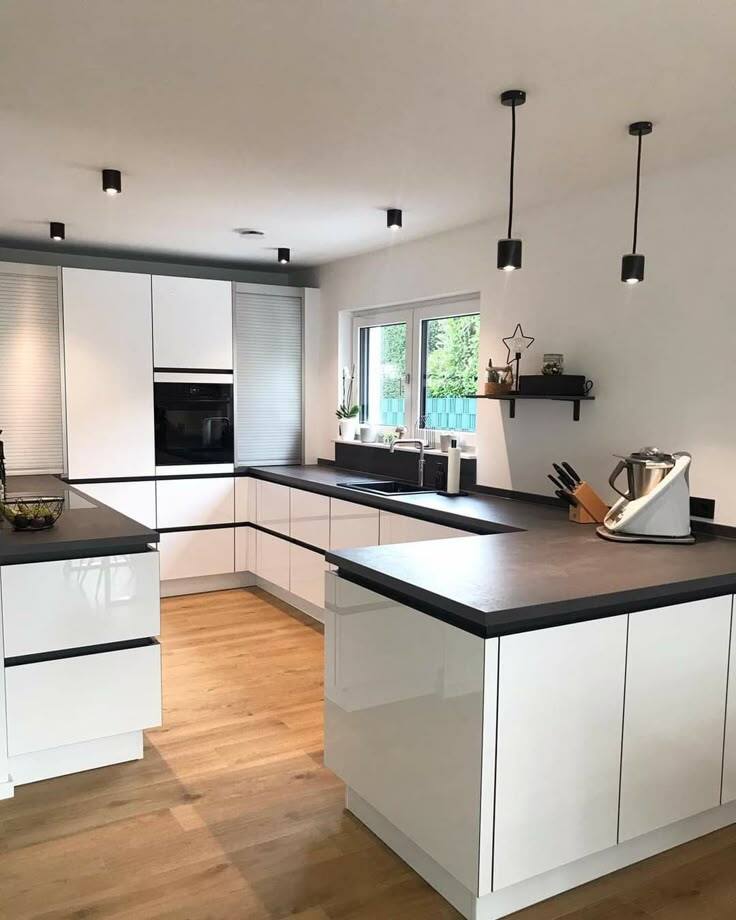 Кухня с мойкой у окна