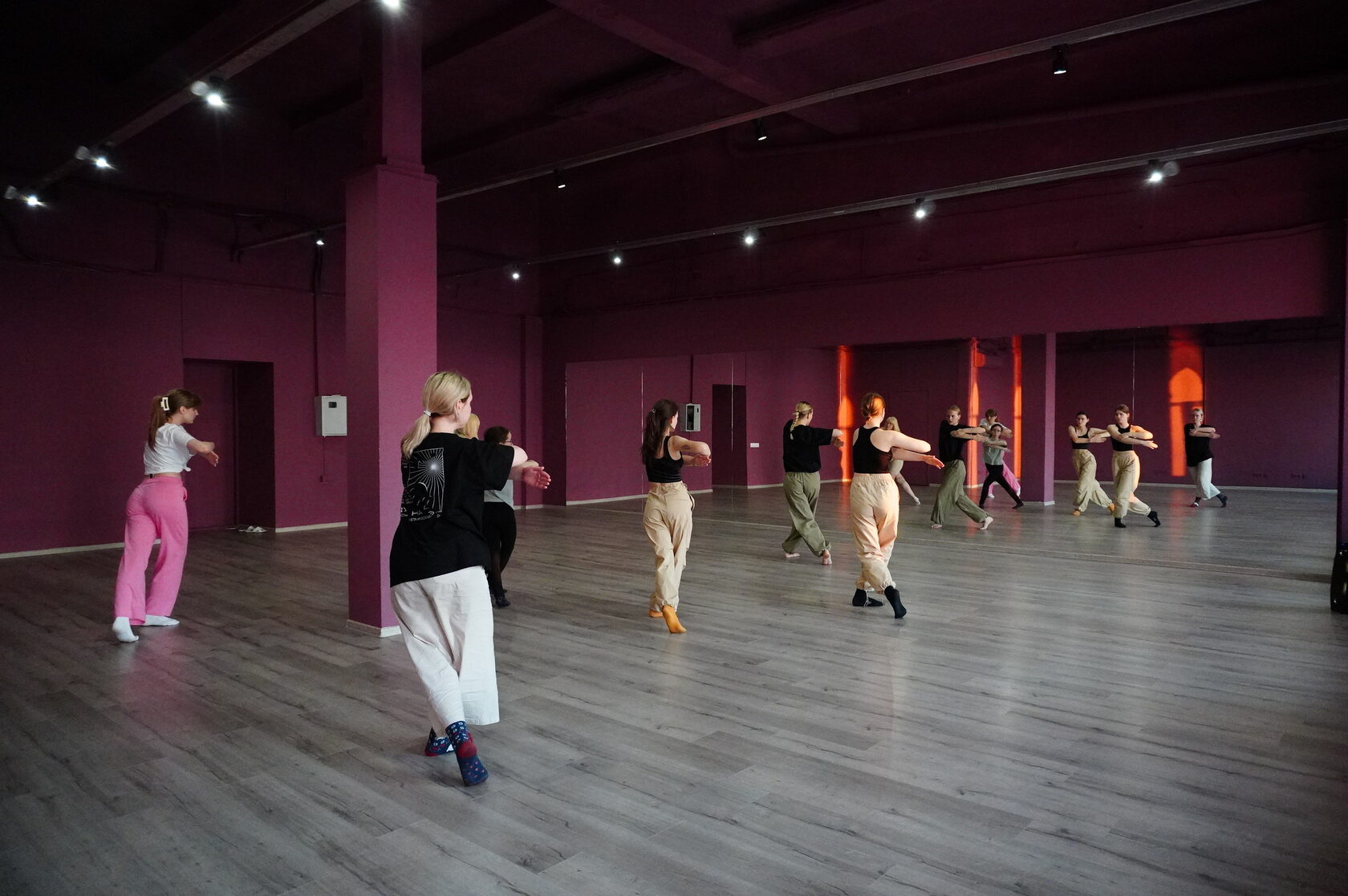 Dance Fabrika - студия женских танцев в Нижнем Новгороде. Мы предлагаем  занятия по таким стилям, как jazz-funk, high heels и frame up.