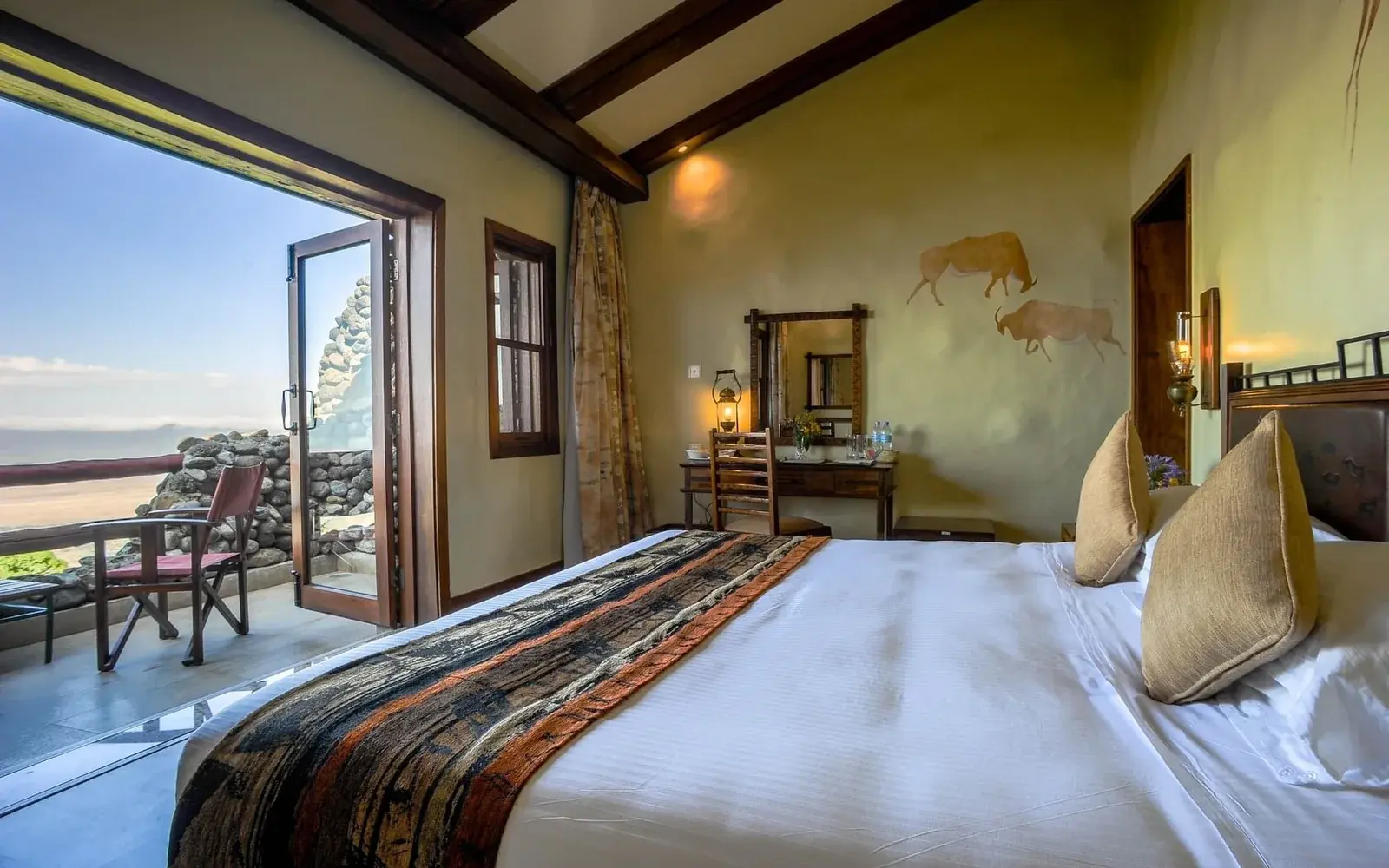 Номер с кроватью и открытой дверью на балкон над кратером, Ngorongoro Serena