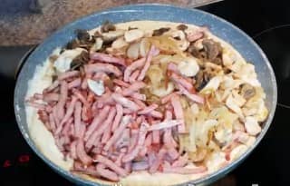 Приготовление жюльена с курицей, грибами, сыром и ветчиной: шаг 12