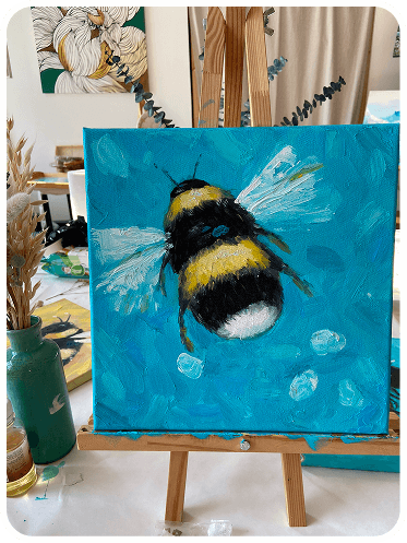 Фото девушки, которая делает изделие из эпоксидной смолы