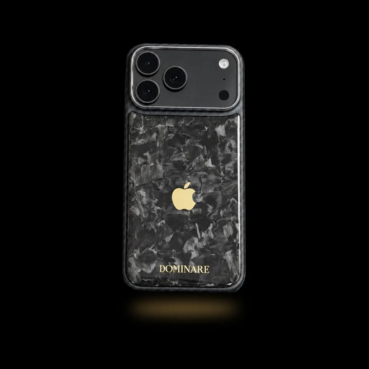 Чехол DOMINARE для iPhone из кованого карбона с золотистым логотипом Apple